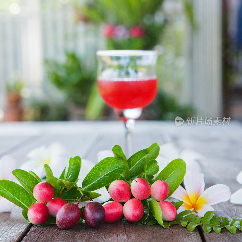 红色果汁古泰国名卡隆达或卡隆达(Carissa Carandas L.)，泰国草药汁。